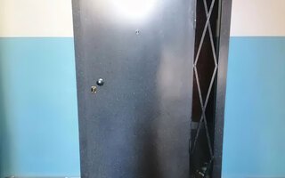 дверь тамбурная с решеткой с боку
