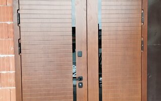 трехконтурная дверь с МДФ, с верхней вставкой